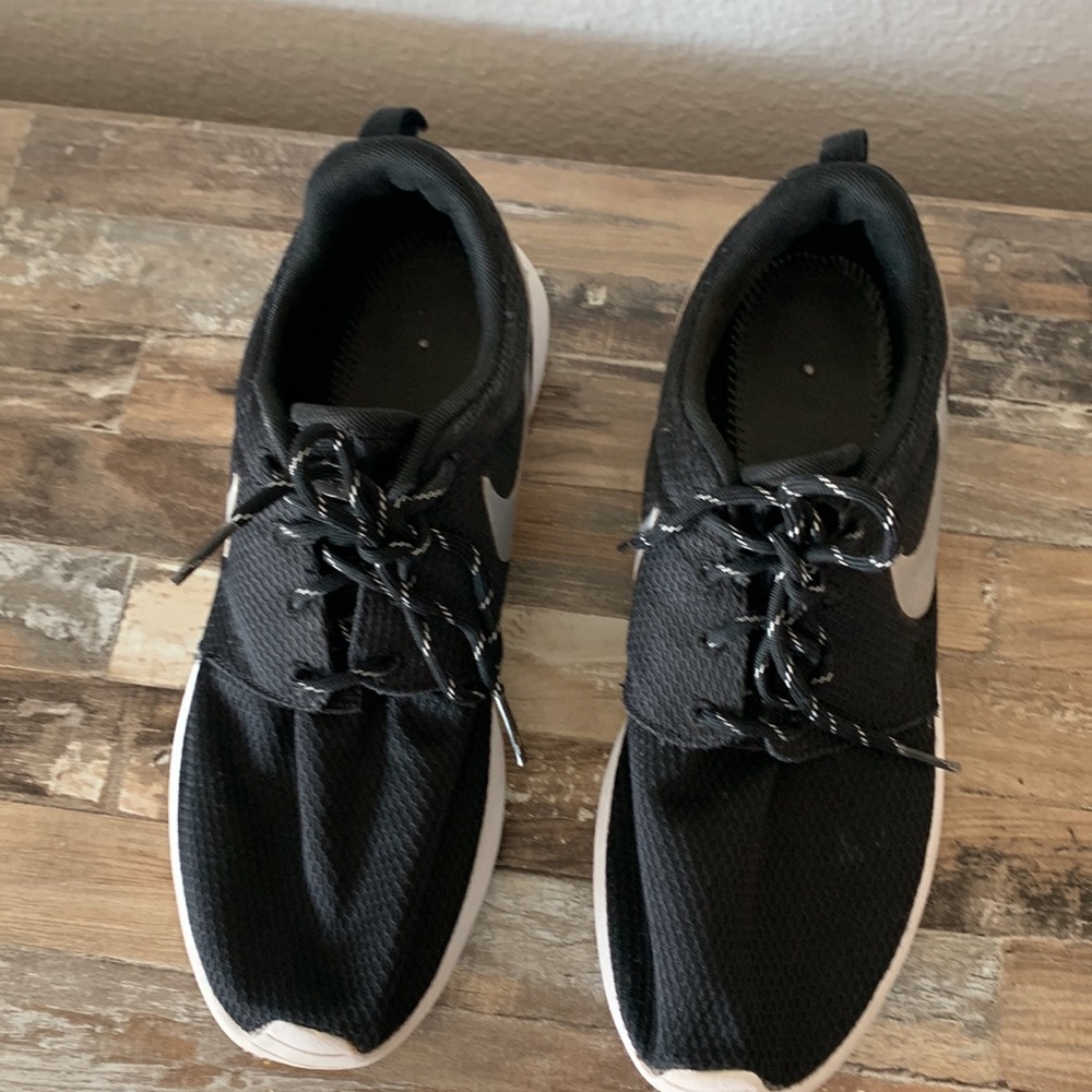 Nike Roshe One Women’s Lace Up Sneakers Black White Size 8.5 Minimalist Comfort - Picture 6 of 12